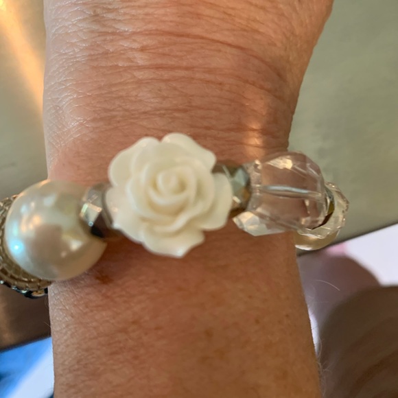 Stretch Bracelet with White Roses - Picture 2 of 3